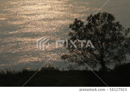 在夕陽映照在河面的背景下 58127923