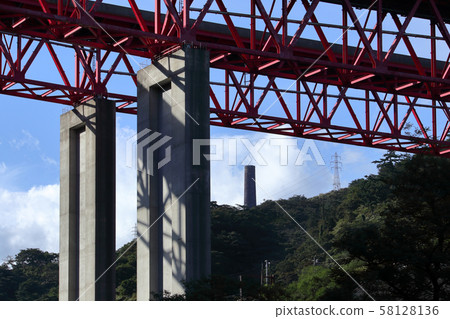 浪漫茨城縣(日立煤礦的煙囪堆棧是日立在由大碼頭相連的高速公路上的象徵) 浪漫茨城縣(日立煤礦的煙囪堆棧是日立在由大碼頭相連的高速公路上的象徵) 58128136