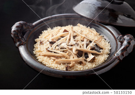 Freshly cooked matsutake rice 58133150