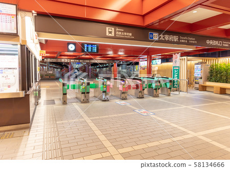 晚上西鐵太宰府站_車站大樓，檢票口，首頁 58134666