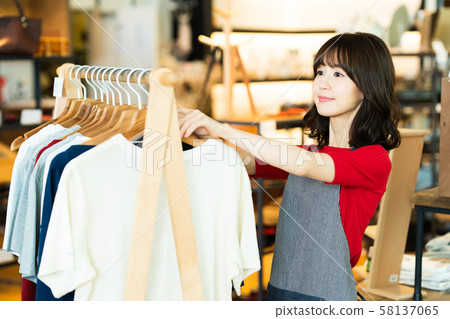 女店員兼職工作客戶服務服裝可愛休閒 58137065