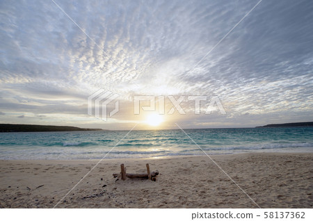 新喀裡多尼亞忠誠島利富島香檳海灘日落 新喀裡多尼亞忠誠島利富島香檳海灘日落 58137362