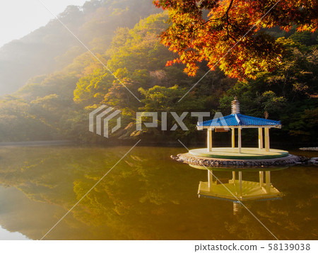 Fall of native mountains 58139038