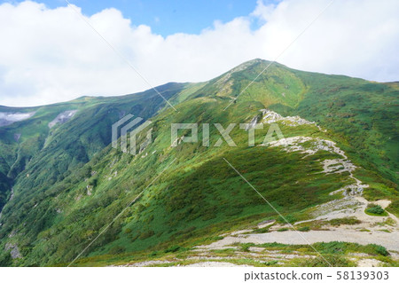 九月飯山和天空 58139303