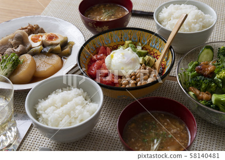 豬肉蘿蔔燉鱷梨番茄納豆桌 58140481