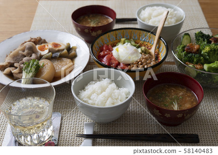 豬肉蘿蔔燉鱷梨番茄納豆桌 豬肉蘿蔔燉鱷梨番茄納豆桌 58140483