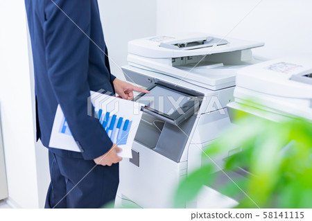 商業場景使用影印機的商人 商業場景使用影印機的商人 58141115