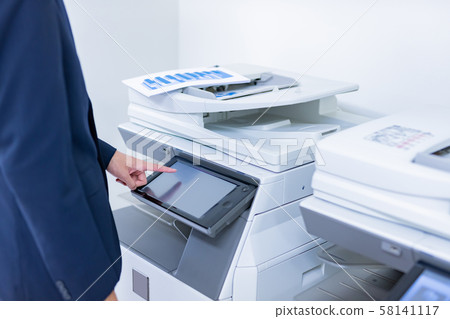 商業場景使用影印機的商人 58141117