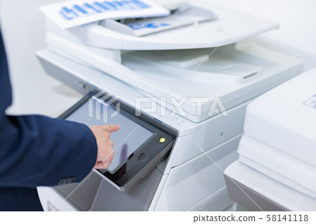 商業場景使用影印機的商人 58141118
