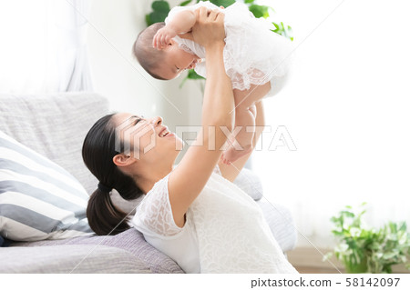 Family mom and baby 58142097