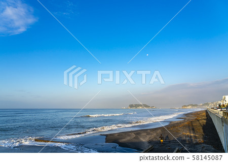 [Kanagawa] Shichirigahama, Enoshima in the early morning 58145087