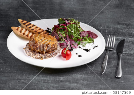 Pozharsky cutlets with vegetables. fried cutlets Pozharsky cutlets with vegetables. fried cutlets 58147569