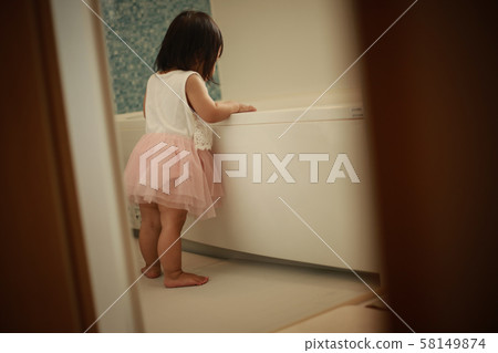 調查浴缸的女孩 調查浴缸的女孩 58149874
