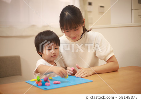 父母和孩子玩粘土 58149875