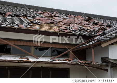 瓦屋頂被強風損壞 58151337