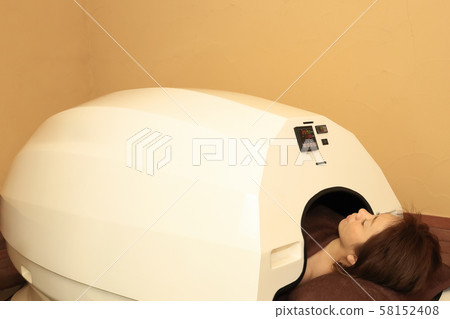 在美容院進入基岩圓頂的婦女 在美容院進入基岩圓頂的婦女 58152408