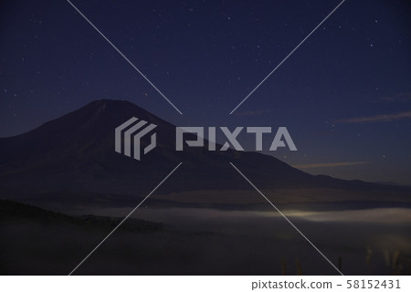 (Yamanashi) Starry night, Sea of clouds and Mt. Fuji 58152431