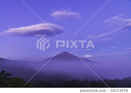 （山梨縣）山中湖全景展台，富士山，雲海掛雲，秋天 58153078