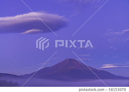 （山梨縣）山中湖全景展台，富士山，雲海掛雲，秋天 58153079