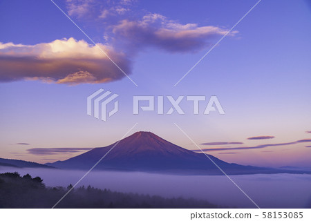(Yamanashi Pref.) Lake Yamanaka panorama stand, Mt. Fuji, Unkai hanging cloud, autumn (Yamanashi Pref.) Lake Yamanaka panorama stand, Mt. Fuji, Unkai hanging cloud, autumn 58153085