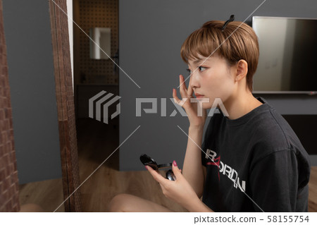 Woman doing make-up 58155754