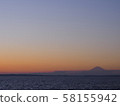 富士和日落時的大海 58155942