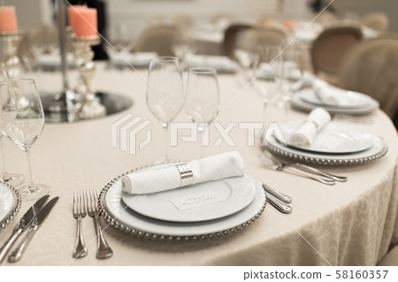 The white round banquet table in the restaurant is 58160357