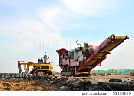 Mobile Stone crusher machine by the construction site or mining quarry for crushing old concrete  58163689