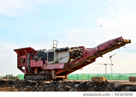 Mobile Stone crusher machine by the construction site or mining quarry for crushing old concrete  58163690