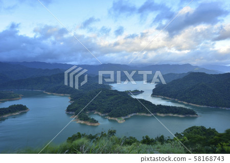 A mountain-shaped sculpture statue, a fish-like water basin, a sea bream bream island. 58168743