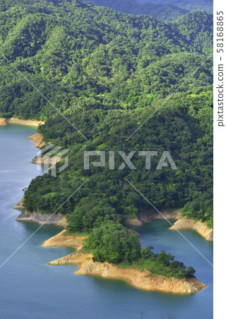 水庫和山的地形景觀 水庫和山的地形景觀 58168865
