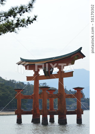 海上的六足鳥居(嚴島神社/廿日市市,廣島縣宮島町) 海上的六足鳥居(嚴島神社/廿日市市,廣島縣宮島町) 58170302