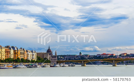 Bridge with promenade and view of the parliament 58170763
