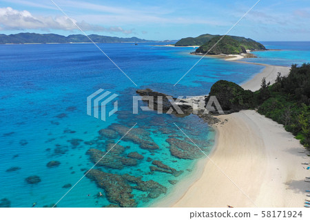 Kozamami海灘海岸線的鳥瞰圖 58171924