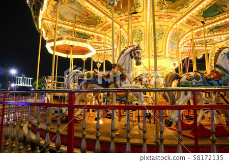 夜遊樂園照亮了旋轉木馬 58172135