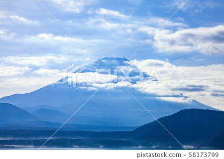 在山梨縣本栖湖的富士山 在山梨縣本栖湖的富士山 58173799