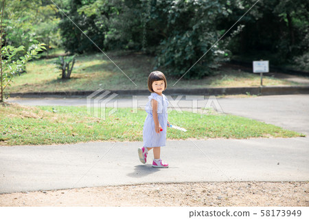 Children walking 58173949