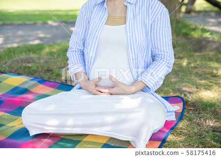 Maternity yoga Maternity yoga 58175416