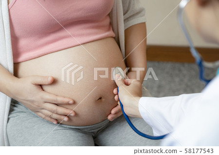 Pregnant Woman and Gynecologist Doctor at Hospital 58177543