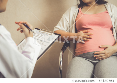 Pregnant Woman and Gynecologist Doctor at Hospital 58180763