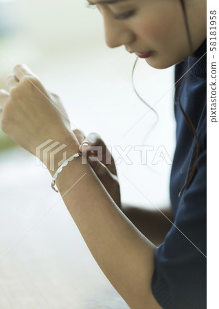 Young woman 58181958