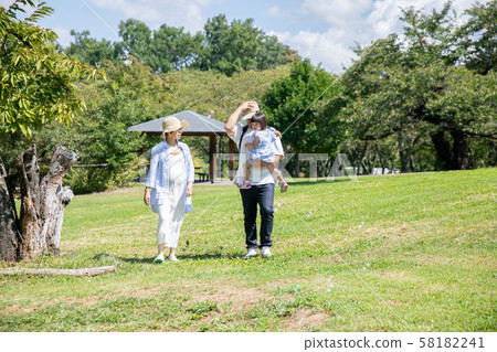家人在公園散步 58182241