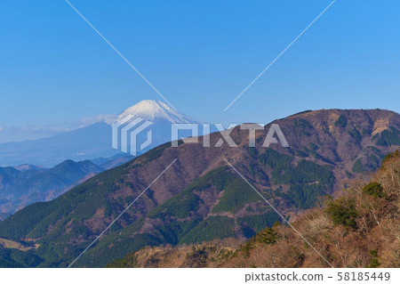 從神奈川縣伊勢原大山的大山口山道的富士山天文台看到的富士山 58185449