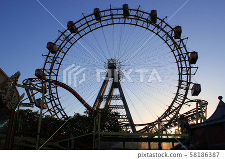 Old Vienna Ferris Wheel 58186387