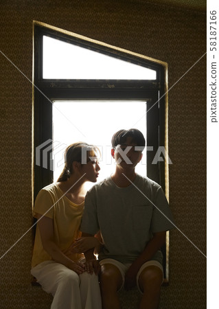 情侶喜怒無常的形象 58187166