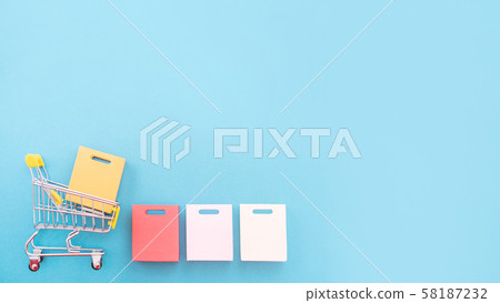 購物週年紀念平藍色背景購物車平躺購物 58187232