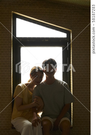 情侶喜怒無常的形象 58187283