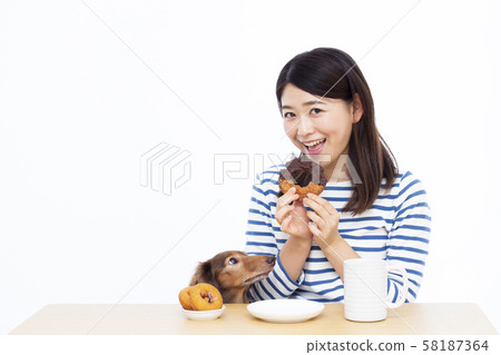 30多歲的女性和微型臘腸犬 58187364