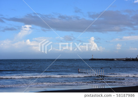 Clouds on the Enoshima Higashihama horizon 58187986