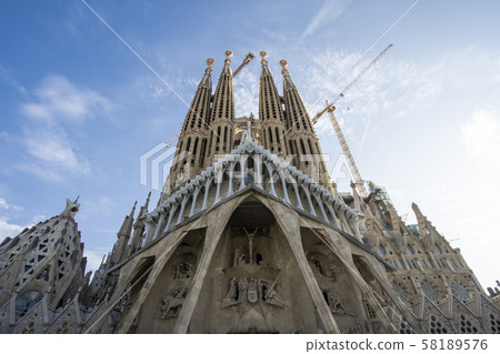 Sakurada Familia Barcelona 58189576